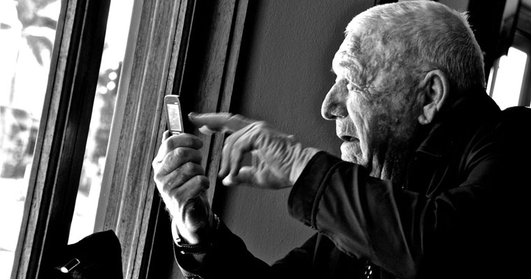 P-communication-older-man-with-mobile-phone