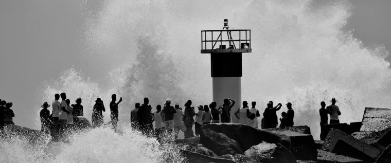 P-fed-govt-B&W-crowd-on-Spit-sea-wall-as-wave-breaks-over-them